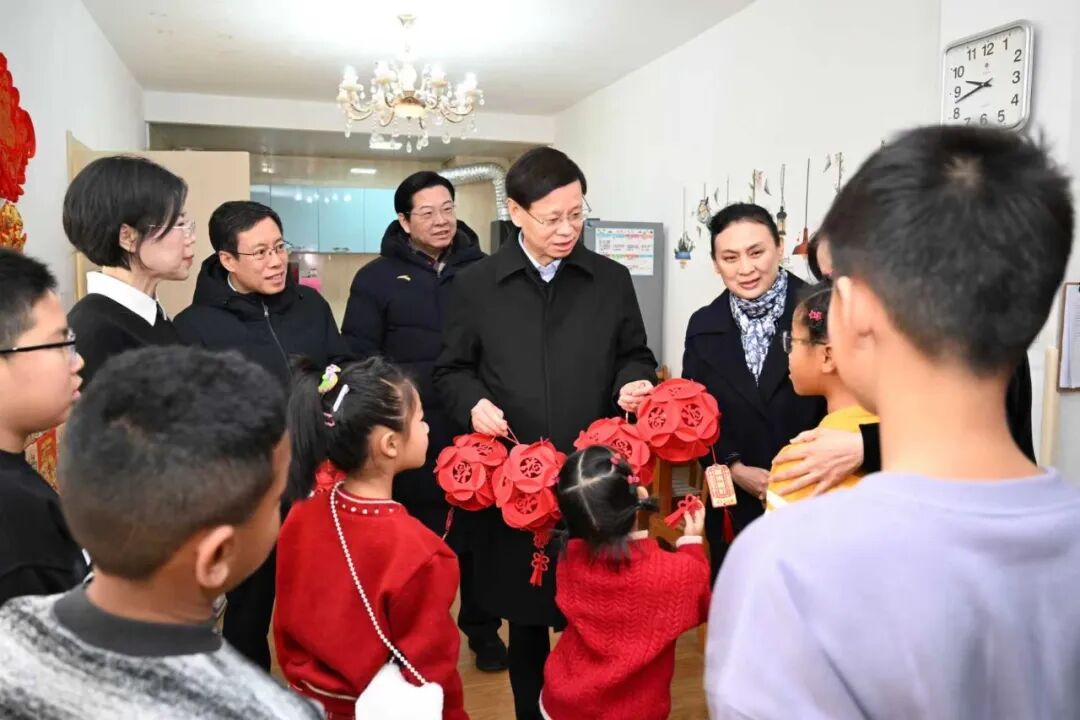 许昆林在沈阳走访慰问老战士、老劳模、困难群众并调研节日市场 向全省人民致以新春问候和美好祝福