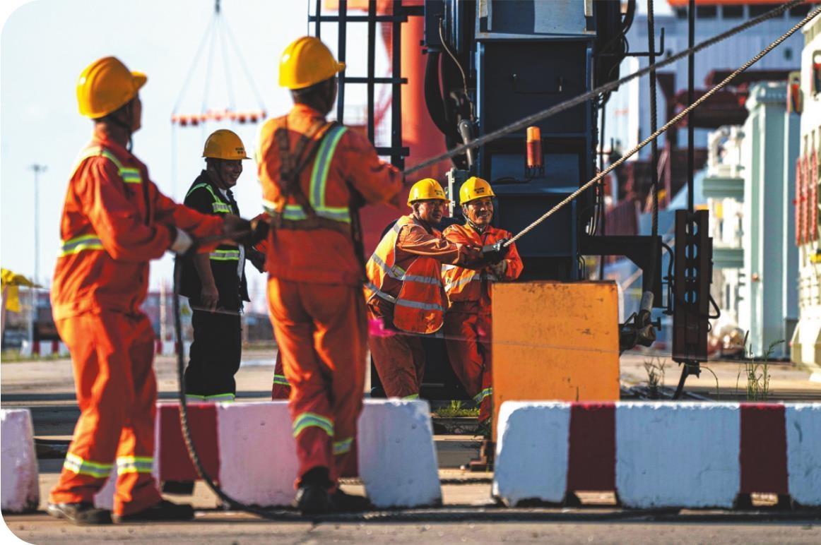 外贸活力足 港口运输忙