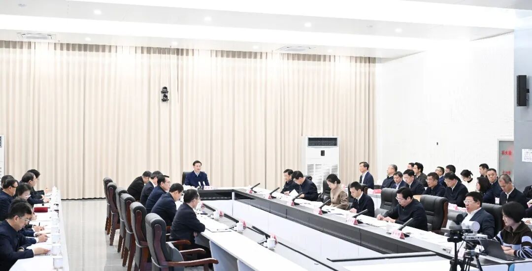 省委理论学习中心组召开专题学习会 许昆林主持并讲话