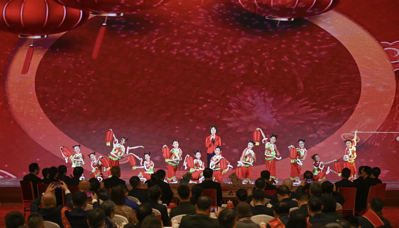 2026年辽宁省春节团拜会举行 许昆林致辞 王新伟主持 周波出席