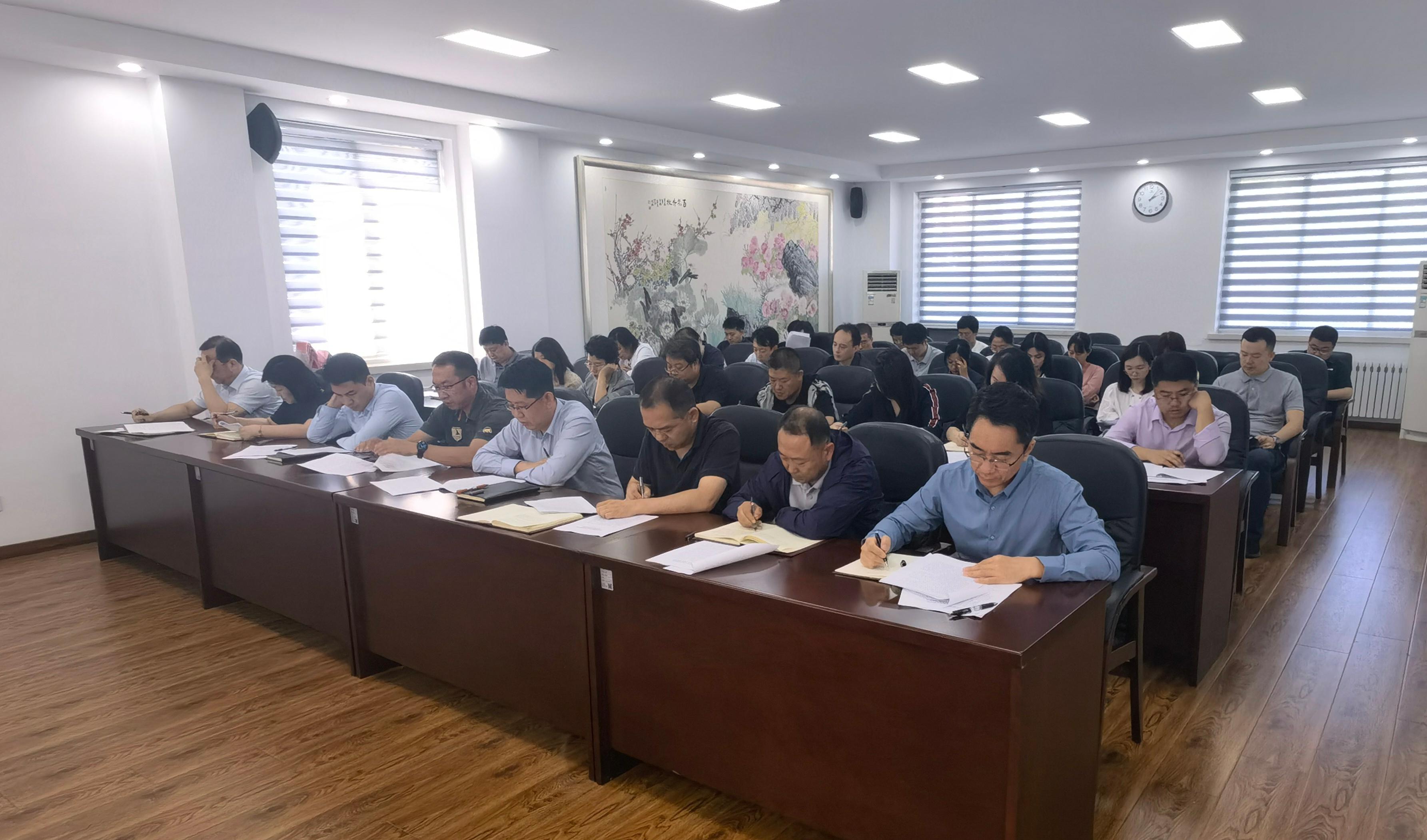 省金融监管局召开局党组中心组...