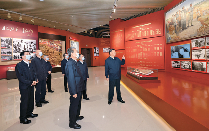 2022年10月27日，中共中央总书记、国家主席、中央军委主席习近平带领中共中央政治局常委李强、赵乐际、王沪宁、蔡奇、丁薛祥、李希，瞻仰延安革命纪念地。这是习近平等在延安革命纪念馆，参观《伟大历程――中共中央在延安十三年历史陈列》。 新华社记者 鞠鹏/摄