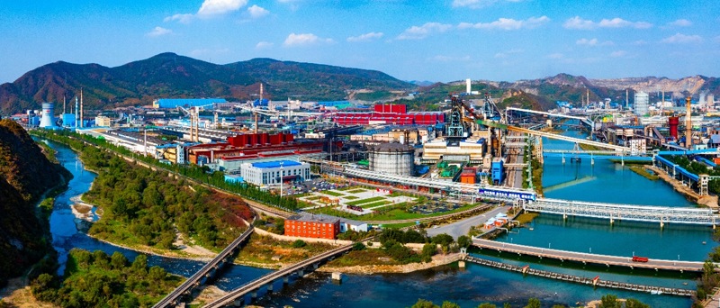 鞍钢集团所属的本钢集团北营公司炼铁总厂。杨镇摄