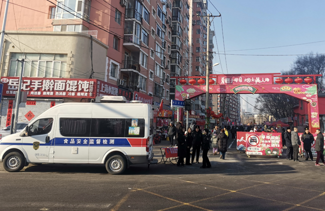 停在小河沿早市门口的食品安全快检车。人民网记者 孝媛摄