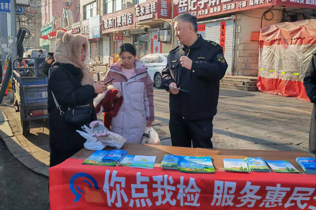 工作人员向市民介绍消费维权渠道。人民网记者 孝媛摄