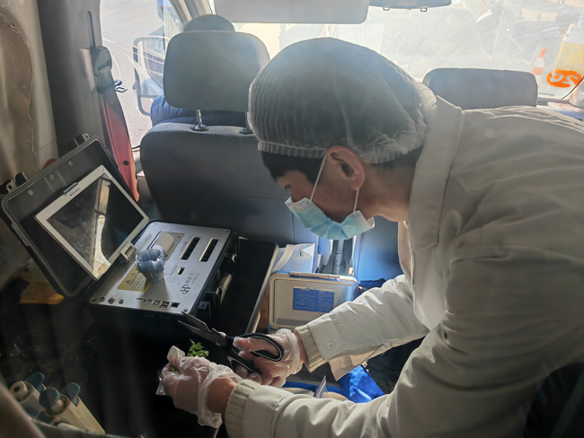 快检技术人员在取样。人民网记者 孝媛摄