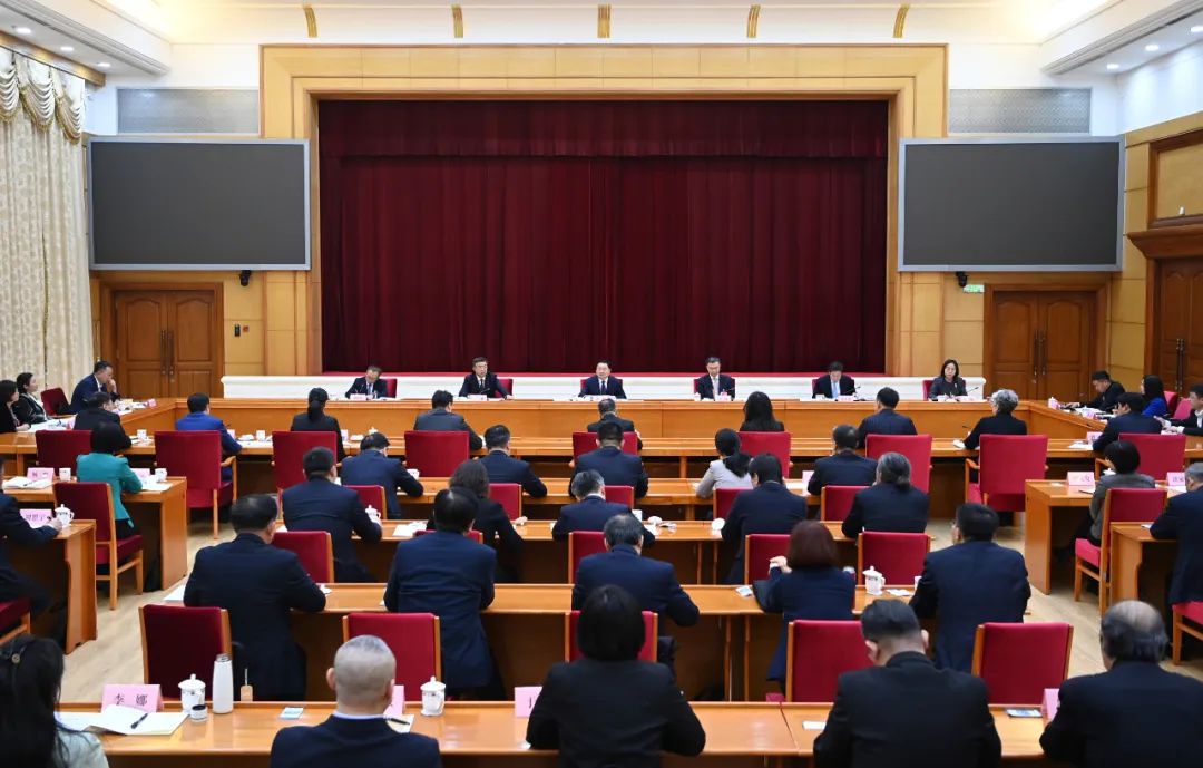 郝鹏参加省政协十三届三次会议界别联组会 周波主持会议