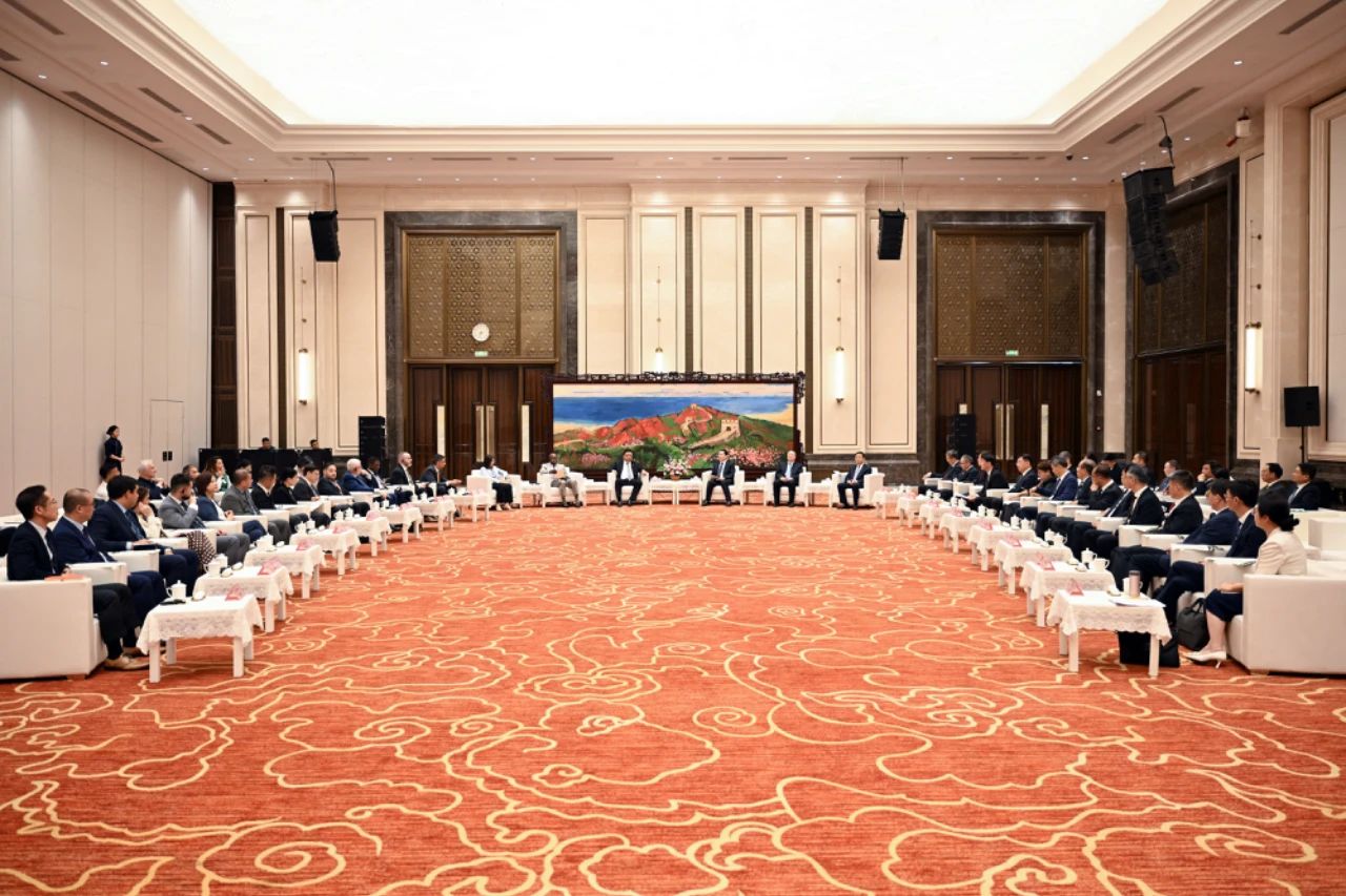 郝鹏王新伟刘焕鑫会见参加第七届中国粮食交易大会嘉宾